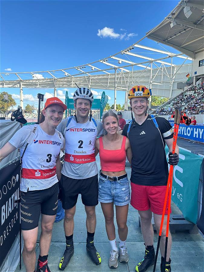 Alexa Gleditzsch nach ihrem letzten Wettkampf mit B.Doll; T.Boe; und J.Boe (v.l.) nach dem Showrennen im Rahmen des „4 M City Biathlon