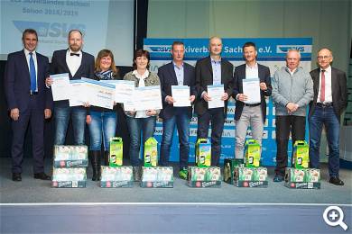 Stellvertretend für den SSV Altenberg übernimmt Ute Kadner ( 3.v.l.) die Auszeichnung